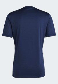 Navyblauw sportshirt met korte mouwen, gemaakt van een gladde stof, voorzien van geperforeerde zijpanelen en witte accenten langs de zijkanten.
