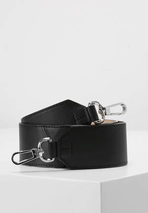 Czarna skórzana taśma z metalowymi klipsami w kolorze srebrnym, gładką teksturą, szerokim wzornictwem i sześciokątne kształty przy punktach mocowania.