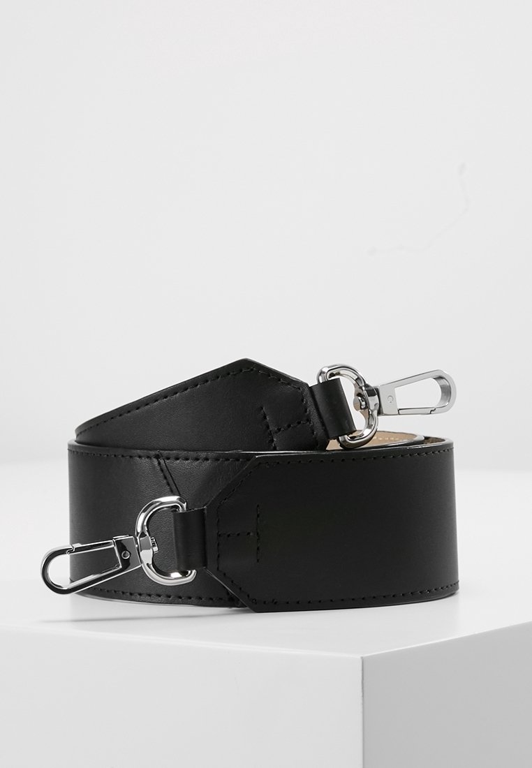 Sangle en cuir noir avec des clips en métal argenté, texture lisse, design large et forme hexagonale aux points de fixation.