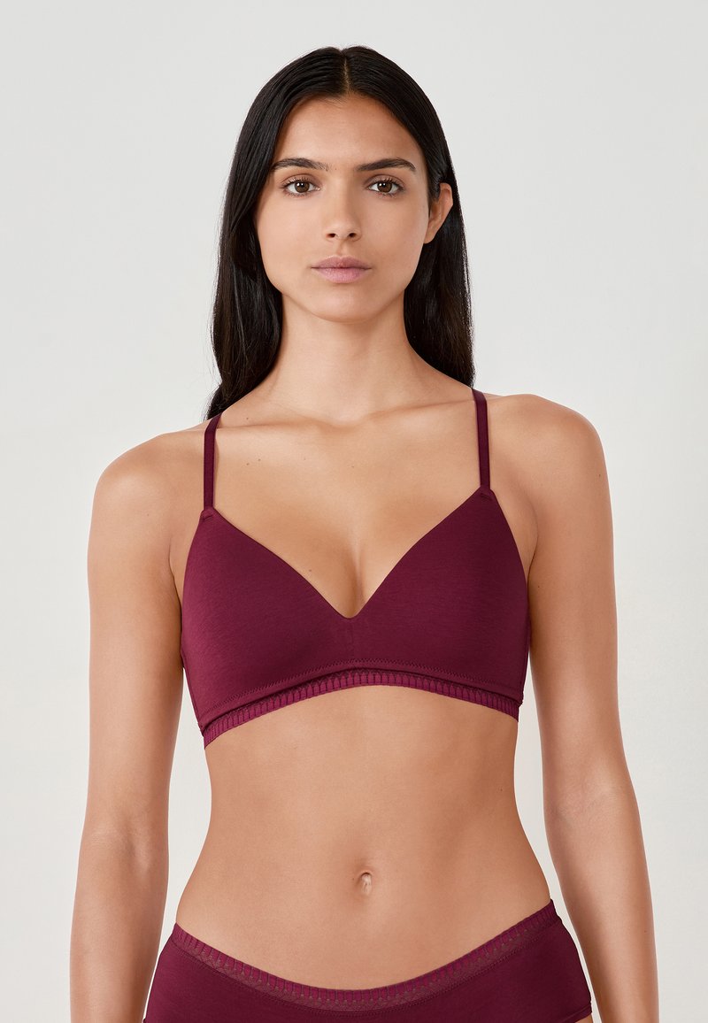 Jasnofioletowy biustonosz w kształcie trójkąta z cienkimi regulowanymi ramiączkami, teksturowanym wykończeniem na dole oraz miękkim materiałem bawełnianym. Prosty design, bez poduszki.