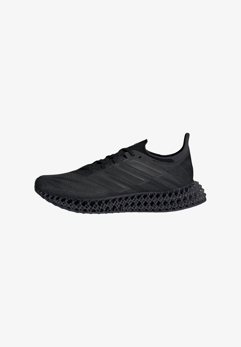 Baskets noires de sport avec un upper texturé, un design à trois bandes et une semelle à motif géométrique distinctif.