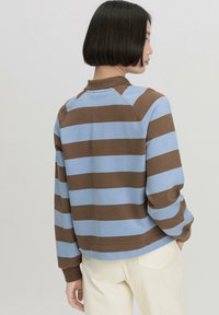 Sweatshirt a righe marroni e azzurro chiaro con colletto, maniche raglan e orlo corto, realizzato in morbido tessuto di cotone.