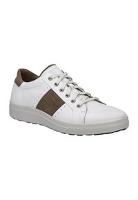 Weiße Sneaker aus strukturiertem Leder mit braunen Wildlederakzenten, Schnürdesign, durchbrochenen Details und Gummisohle.