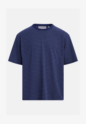 Marineblaue T-Shirt mit kurzen Ärmeln, dünnen weißen horizontalen Streifen und Rundhalsausschnitt, im Kragen mit der Aufschrift "REDEFINED REBEL" versehen.