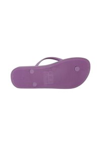 Infradito viola con una suola testurizzata e rigata, caratterizzata da un design semplice della cinghia. Due impugnature circolari sulla suola per una maggiore aderenza.