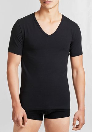T-shirt nera a maniche corte con scollatura a V, realizzata in tessuto morbido, caratterizzata da un design aderente e una superficie liscia.
