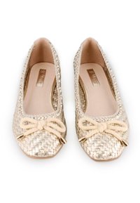 Zapatos planos tejidos en oro con punta redondeada, que presentan un lazo decorativo hecho de cuerda beige y acentos metálicos en los bordes.