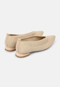 Bailarinas beige de punto con punta afilada, diseño de tejido abierto y respaldo de ante. Presentan un tacón bajo y redondeado, además de detalles de costura sencillos.