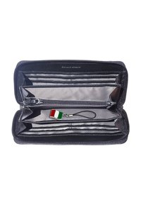 Zwart leren portemonnee met een rits, voorzien van meerdere pasjesvakjes en een ritsvak; inclusief een klein charm in de vorm van de Italiaanse vlag.