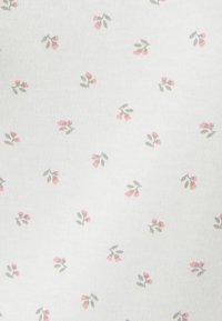 Katoen stof met een witte achtergrond en een herhalend patroon van kleine roze bloemen en grijze bladeren, wat een delicate uitstraling geeft.