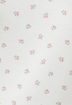 Tissu en coton présentant un fond blanc avec un motif répétitif de petites fleurs roses et de feuilles grises, créant un design délicat.
