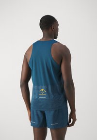 ASICS FUJITRAIL SINGLET - Topp - magnetic blue