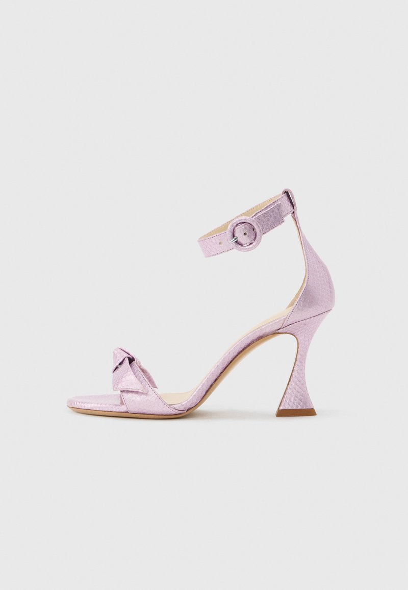 Μωβ σανδάλι με ψηλό τακούνι, λουράκι στον αστράγαλο και αγκράφα, υφή υλικού, ανοιχτή μύτη και φαρδύ τακούνι σε ανοιχτό φόντο.