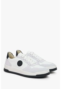 Białe skórzane sneakersy z szarymi zamszowymi akcentami i czarną piętą, z perforowanym noskiem, czarną łatką z logo oraz teksturowaną gumową podeszwą.