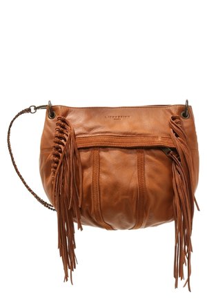 Borsa a tracolla in pelle marrone con tracolla intrecciata, dettagli di frange lunghe sui lati e cuciture visibili sul pannello frontale.