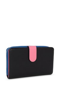 Prostokątny portfel w czarnej skórze ekologicznej z różową klapką na zamek. Wnętrze z niebieską podszewką; zawiera kieszenie zamykane na zamek oraz przegródki na karty.