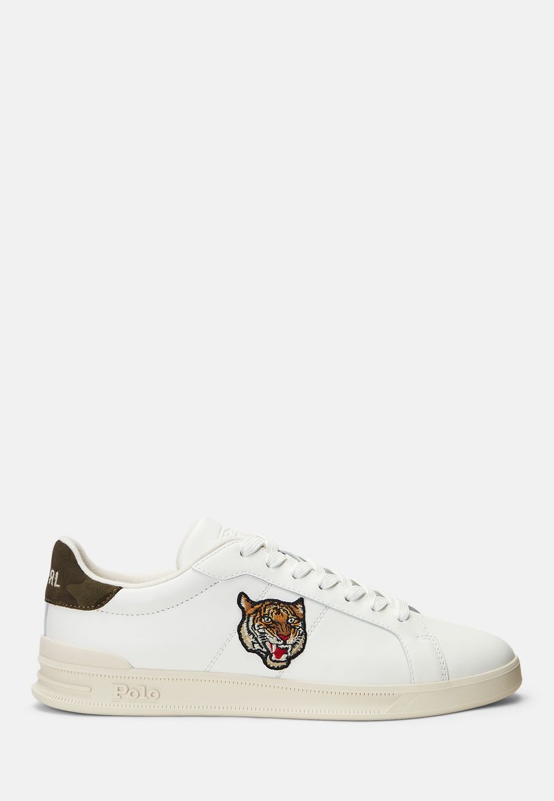 Sneaker bianco in pelle con un accento camo verde e marrone chiaro testurizzato sul tallone; presenta una testa di tigre ricamata sul lato.