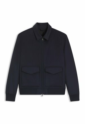Giacca bomber con zip di colore blu navy, con colletto, due tasche frontali a patta, polsini e orlo a costine, e una texture liscia.