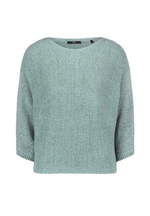 Világoskék kötött pulóver laza szabással, kerek nyakkivágással és háromnegyedes ujjakkal.