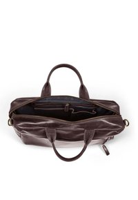 Brun skinn totebag med toprillet glidelås, doble håndtak og flere innvendige lommer. Jevn tekstur og minimale hardware-detaller synlige.