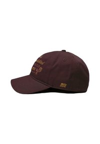 Bordeauxrotene Baseballcap aus Baumwolle, mit einem goldenen, gestickten Logo auf der Vorderseite, einem gebogenen Schirm und einer strukturierten Stoffoberfläche.