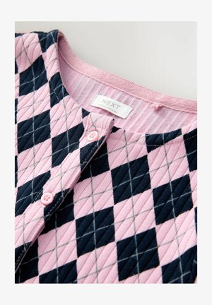 Top trapuntato multicolore con motivo a diamante in rosa e blu navy. Colletto classico con due bottoni rosa e un'etichetta che reca la scritta "NEXT."