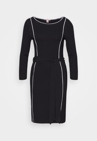 Robe longue noire à manches longues avec un design ajusté, surpiqûres blanches le long des côtés et une ceinture assortie à nouer à la taille.