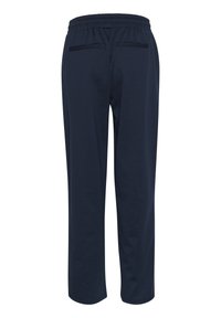 Marineblauwe joggingbroek van zachte stof met een elastische tailleband, voorzien van twee achterzakken en een recht gesneden ontwerp.
