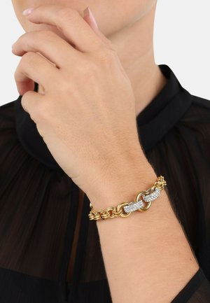 Bracciale in oro con anelli intrecciati, dettagli testurizzati e due segmenti lucidi arricchiti da cristalli trasparenti.