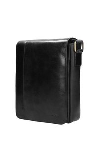 Borsa messenger in pelle nera con una texture liscia, forma rettangolare e tracolla. Presenta cuciture sottili e un design minimalista.