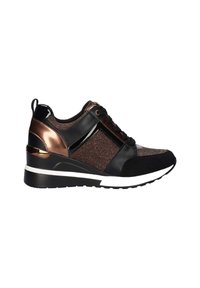 Zapatillas de mujer en negro y bronce. Presentan acentos de charol brillante, parte superior de tela texturizada, cuello acolchado y una gruesa suela blanca.