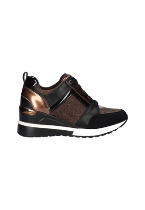 Zapatillas de mujer en negro y bronce. Presentan acentos de charol brillante, parte superior de tela texturizada, cuello acolchado y una gruesa suela blanca.