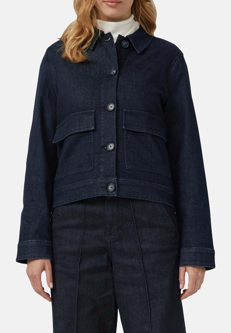 Donker denim cropped jack met knoopsluiting, twee voorzakken met klep, kraag en lange mouwen. Heeft subtiele stiksels en een gestructureerde afwerking.