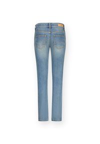 Jeans de mezclilla azul claro con corte recto, con diseño de cinco bolsillos y una etiqueta de cuero en la cintura, vista trasera.