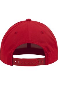 Căciulă de baseball roșie cu un material neted, coroană rotundă și închidere ajustabilă tip snapback. Prezintă un design simplu, fără modele sau accente.