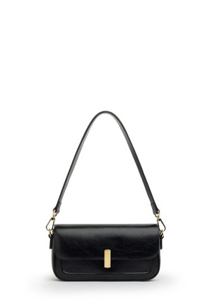 Borsa a tracolla in pelle nera con forma rettangolare, chiusura verticale dorata e tracolla staccabile su sfondo bianco.