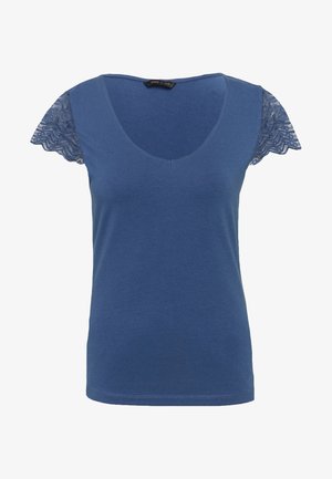 Camiseta azul con escote en V, con mangas cortas de encaje. Tejido de algodón suave; cuerpo liso con detalles de encaje en los hombros.