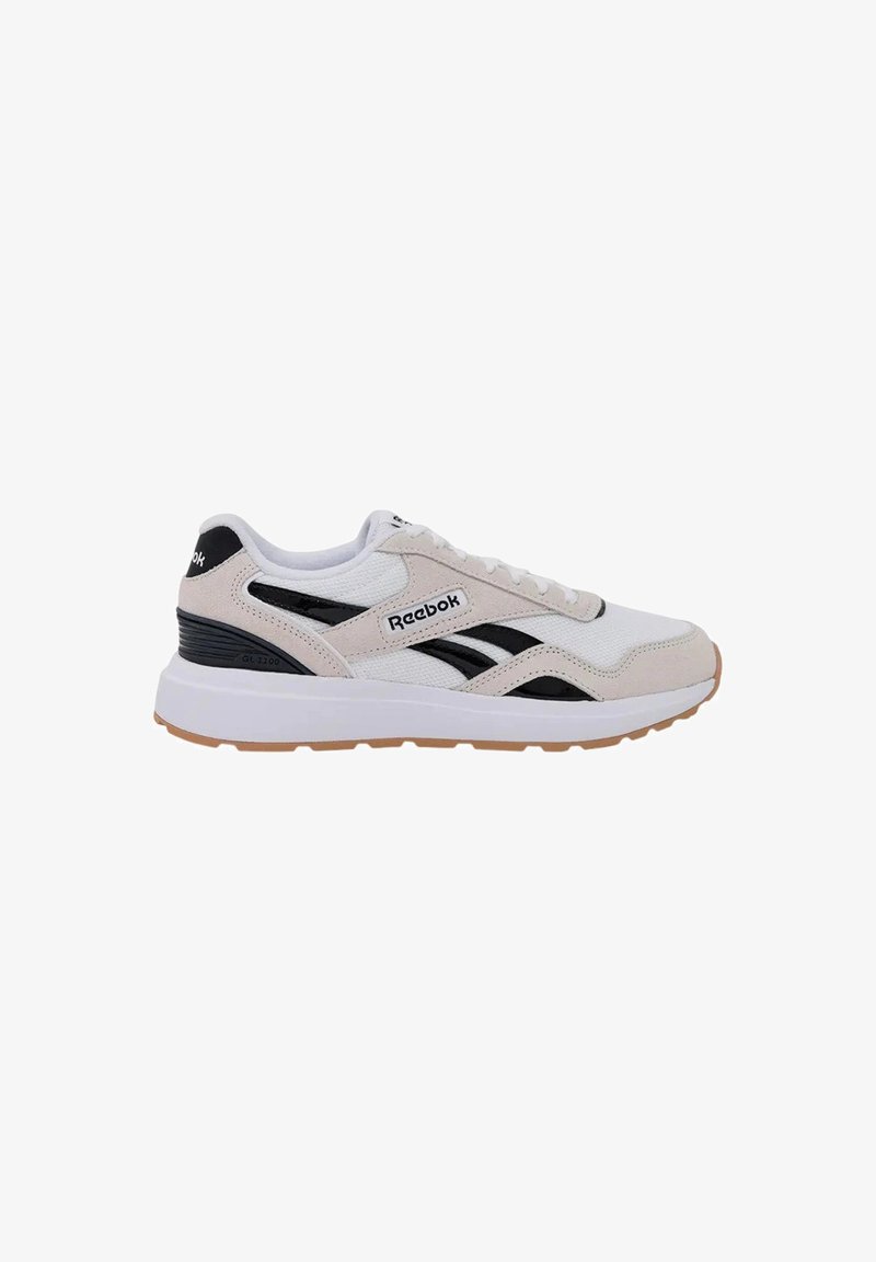 Reebok-Sneaker mit einem Design in Hellgrau und Schwarz, aus Mesh- und Wildledermaterialien, weißer Zwischensohle und strukturierter Gummiaußensohle.