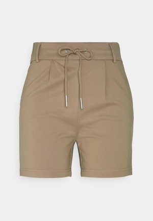 Lysebrune afslappede shorts med højtaljet snøre, bæltestropper og frontplissering, vist mod en ensfarvet baggrund.