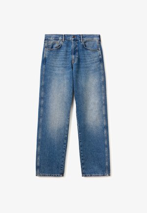 Blaue Jeans mit geradem Bein, fünf Taschen, Gürtelschlaufen und ausgewaschenen Stellen an den vorderen Oberschenkeln und Knien.