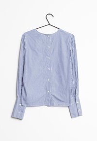 Chemise à manches longues rayée bleu et blanc, avec un col rond, une fermeture à boutons dans le dos et des poignets boutonnés.