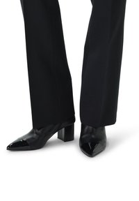 Manfield MIT ABSATZ - Enkelkaarsjes - schwarz