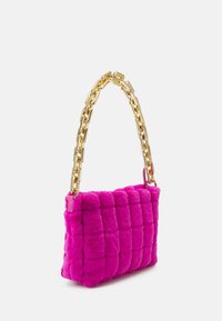 Sac rectangulaire en fourrure rose avec texture matelassée, doté d'une poignée en chaîne dorée et d'un accent rose. Matériau doux avec une apparence moelleuse.