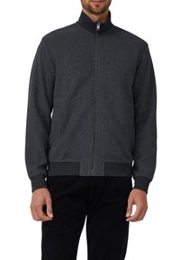 Graue Jacke mit Reißverschluss, strukturiertem Muster, hohem Kragen und gerippten Bündchen, hergestellt aus weichem Strickmaterial. Verfügt über einen geraden Saum.