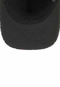 Schwarze Kappe mit flachem Schirm und mehrfarbigem gemustertem Innenfutter. Hergestellt aus einem Stoff mit glatter Textur. Das Innere weist Nähdetails auf.