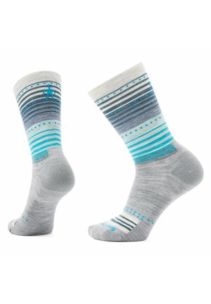 Graue Socken mit horizontalen Streifen in Blau, Dunkelblau und Weiß, mit strukturiertem Strick und gepolsterter Sohle für zusätzlichen Komfort.