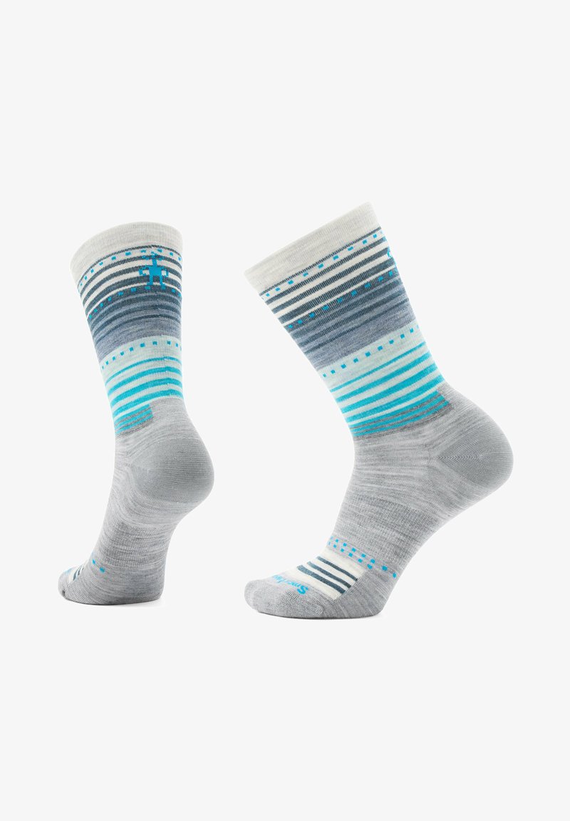 Calcetines grises con rayas horizontales en azul, azul oscuro y blanco, con tejido texturizado y una suela acolchada para mayor comodidad.