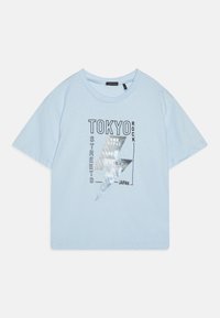 Helles blaues T-Shirt mit kurzen Ärmeln aus Baumwolle, ausgestattet mit einem grafischen Design, das "TOKYO ROCK" und einen metallischen Blitzakzent zeigt.