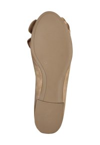 Suela de zapato color marrón claro con superficie texturizada, forma curva y ligero tacón. Presenta un acabado suave con una puntera reforzada. Talla 37.