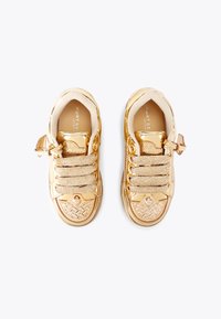 Sneaker metallici oro con punte testurizzate, lacci dorati e una fodera interna color cammello. Presentano una fascia decorativa laterale e un marchio all'interno.